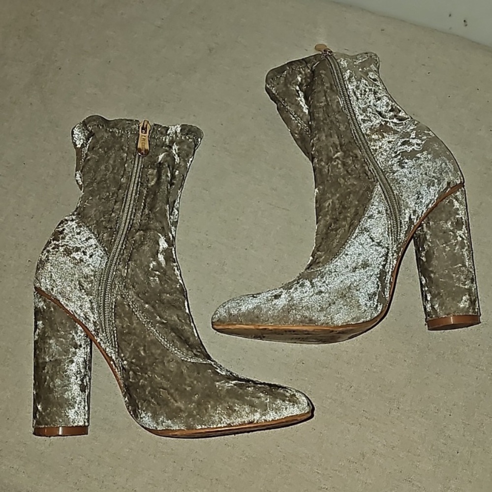 Women’s Size 7 Cape Robbin Velvet Heeled Boots Side Zippers